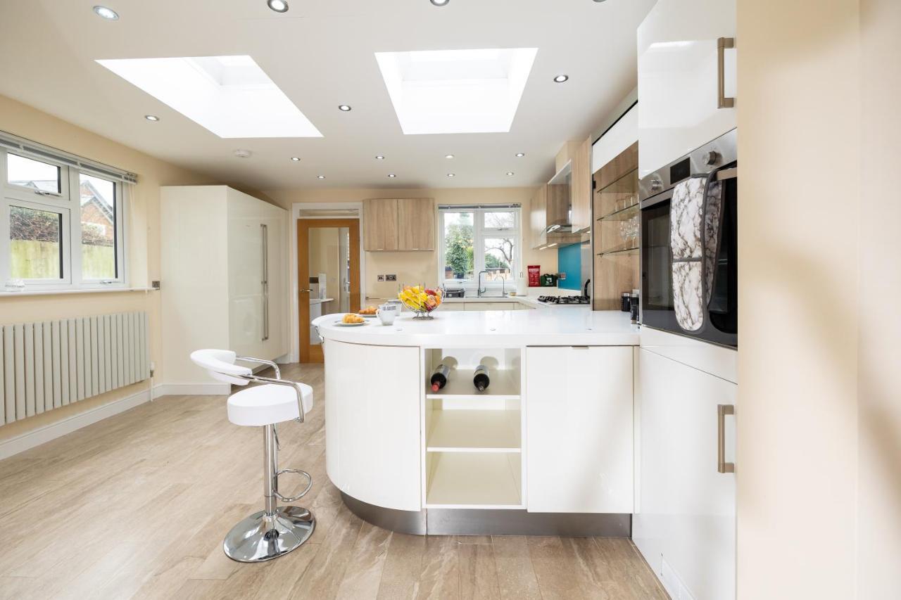 Stunning 4 Bedroom Spacious Modern House Holiday home