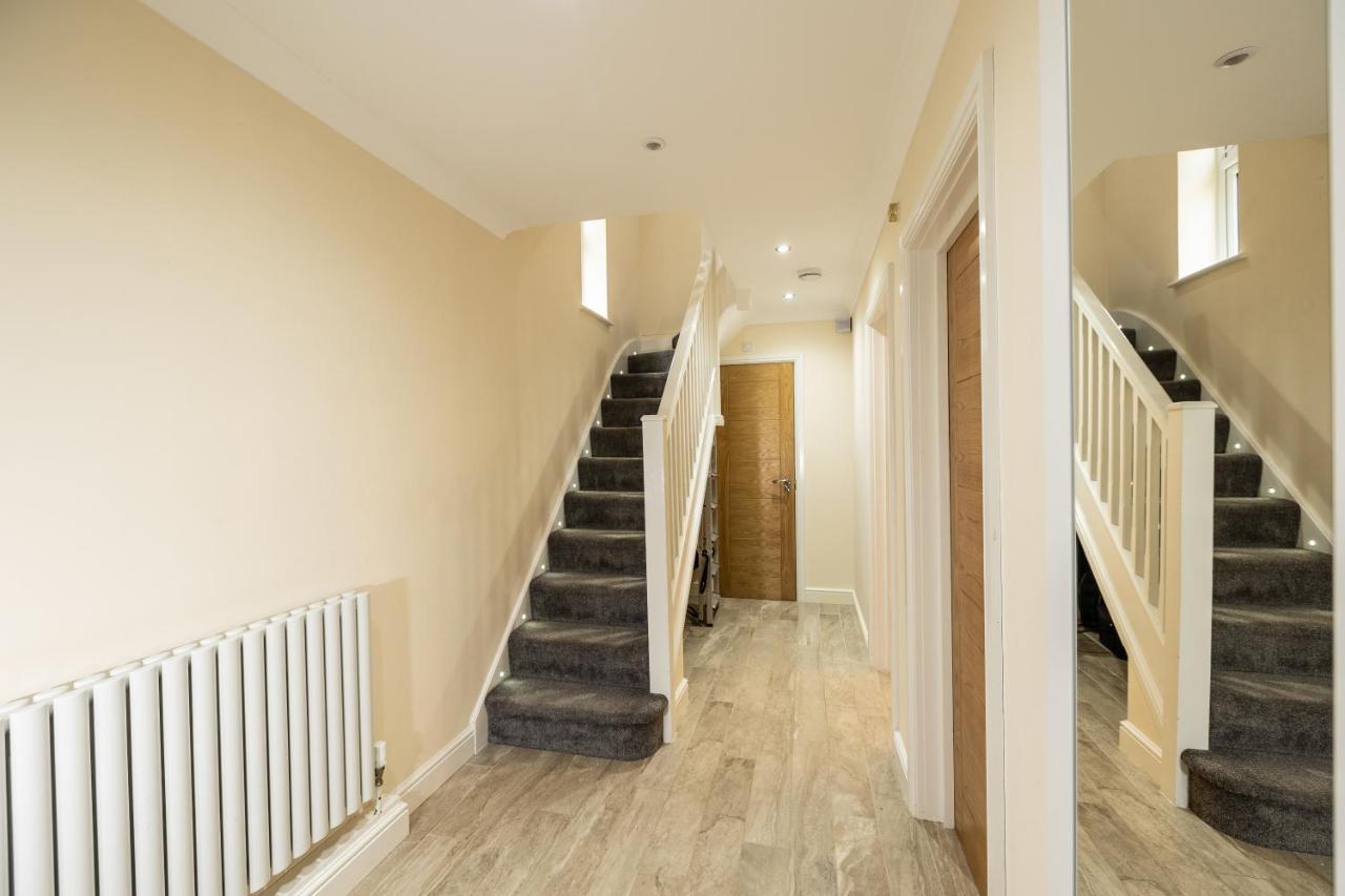 Stunning 4 Bedroom Spacious Modern House Holiday home Windsor