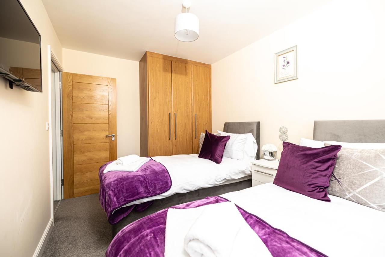 Stunning 4 Bedroom Spacious Modern House Holiday home *
