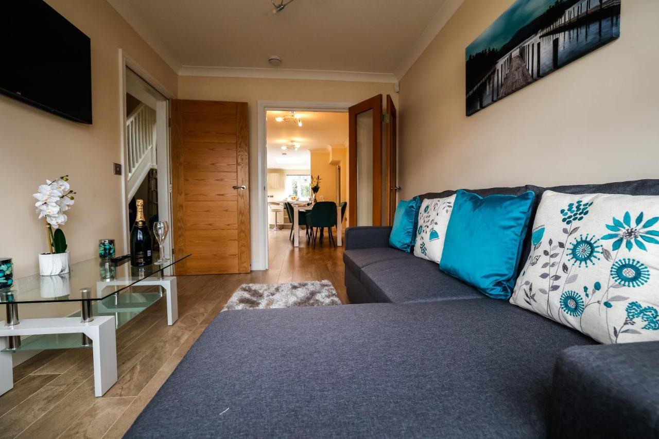 Stunning 4 Bedroom Spacious Modern House Holiday home *