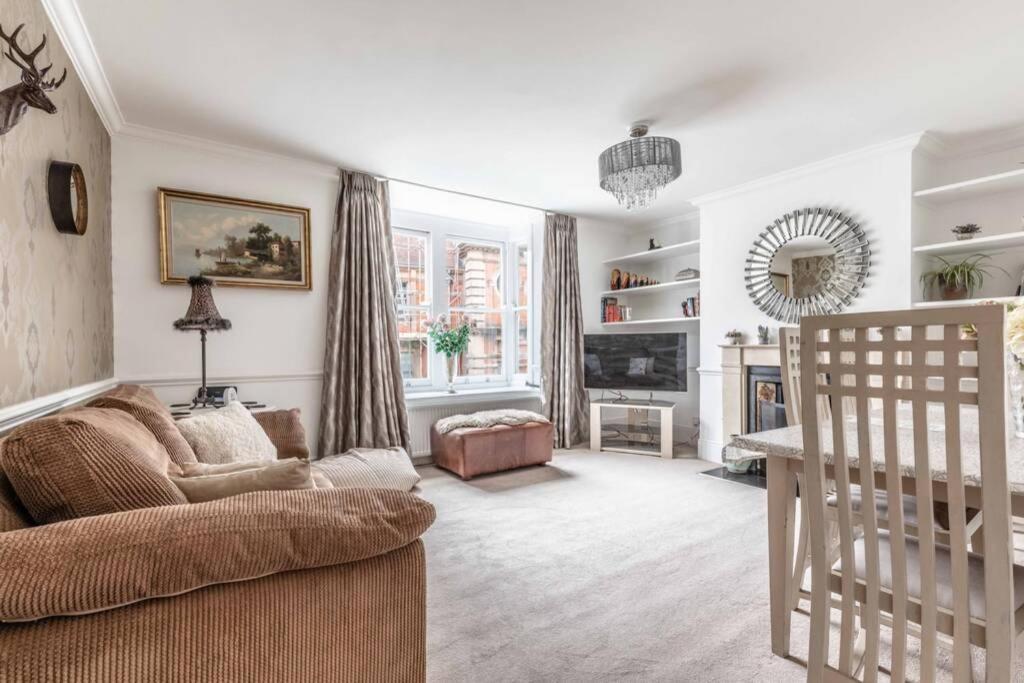 Town Centre Victorian Townhouse Sleeps 6 Windsor