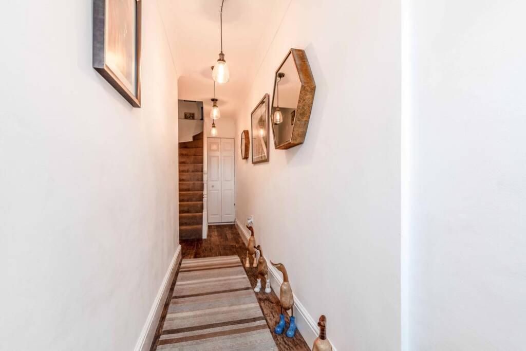 Town Centre Victorian Townhouse Sleeps 6 * Windsor