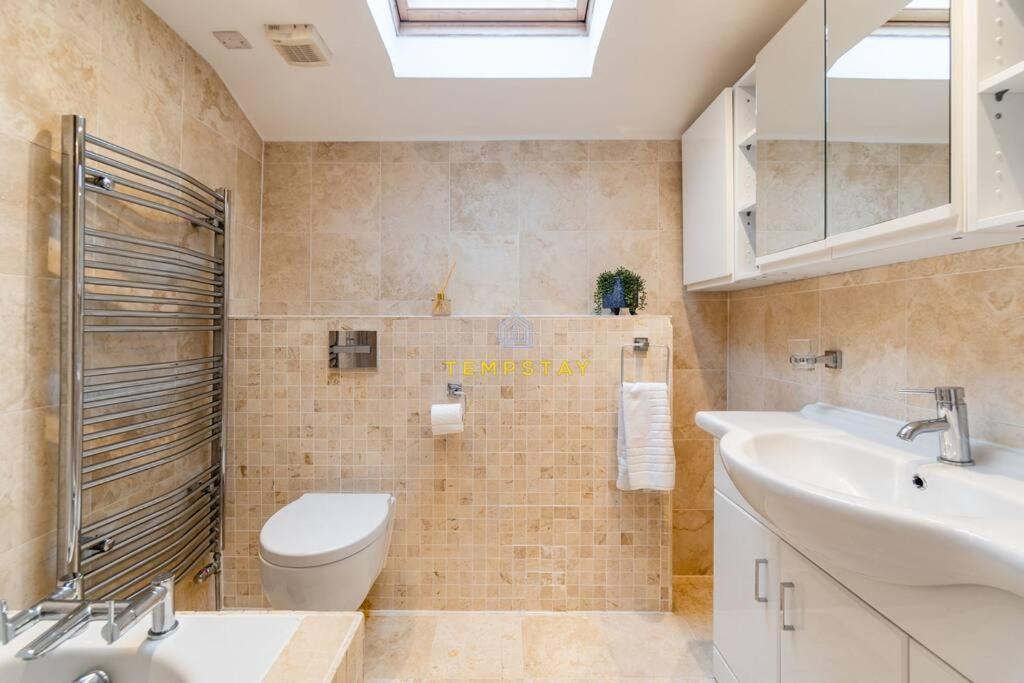 Stylish 3 Bed Cottage, Walk 2 Sights & High St Holiday home