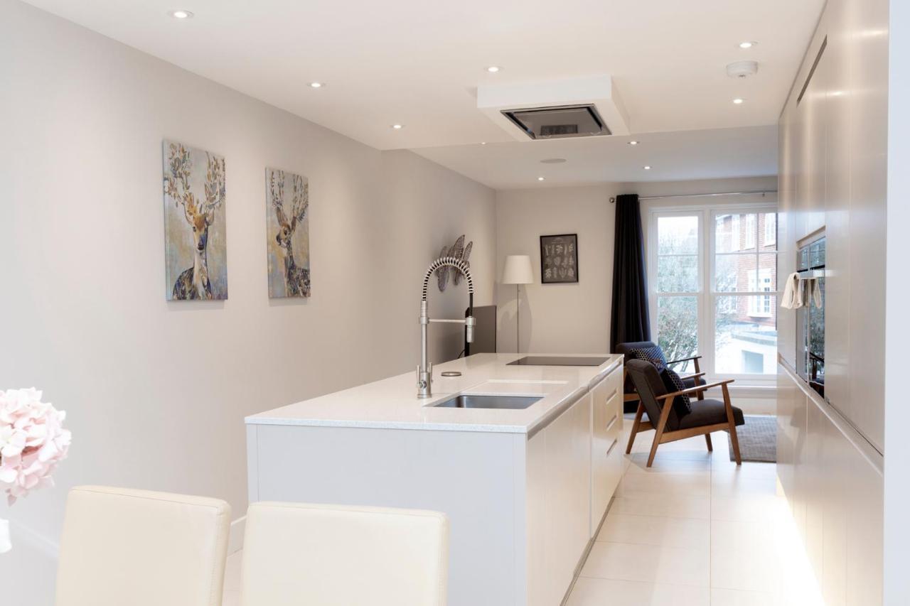 Stunning Town House With Parking *