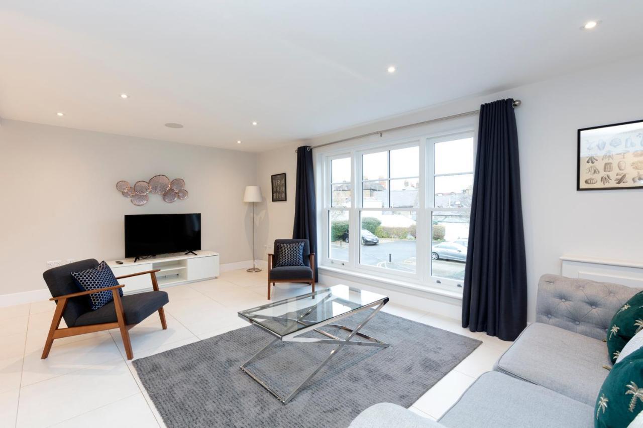 Stunning Town House With Parking * Windsor