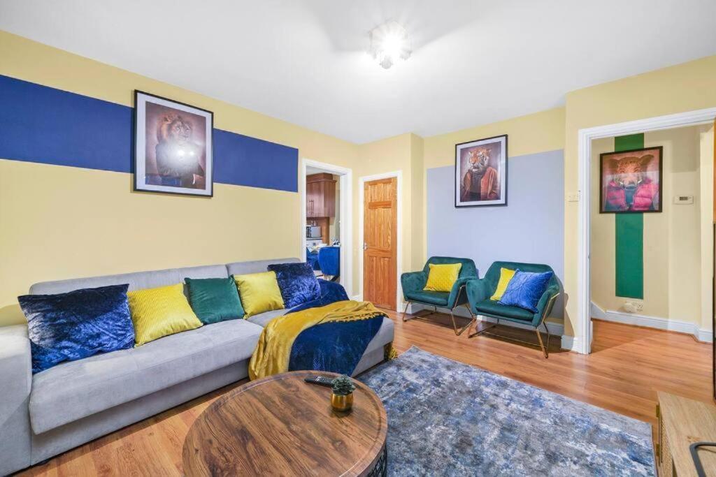 Lovely 3 Bed In - Parking & Garden *