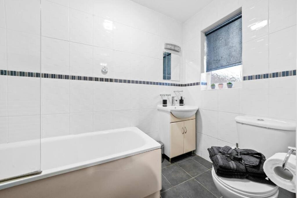 Lovely 3 Bed In - Parking & Garden