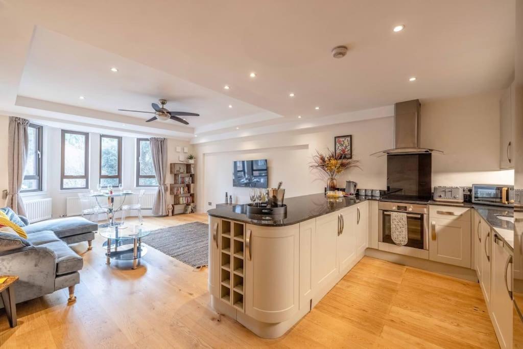 Apartment Hidden Gem With Castle Views & Parking