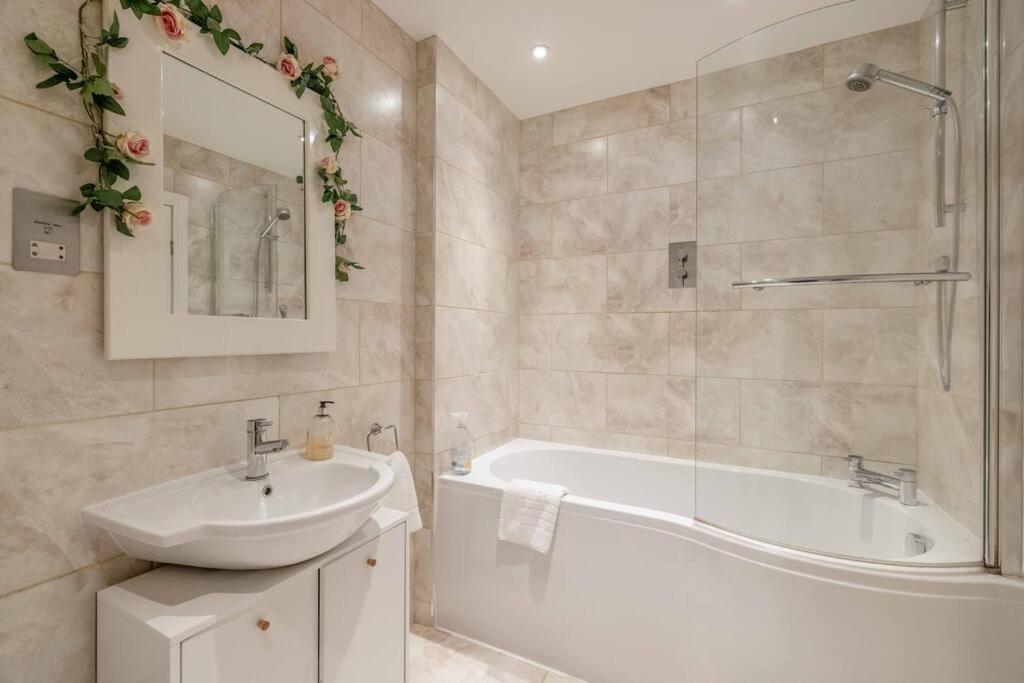 Hidden Gem With Castle Views & Parking Apartment