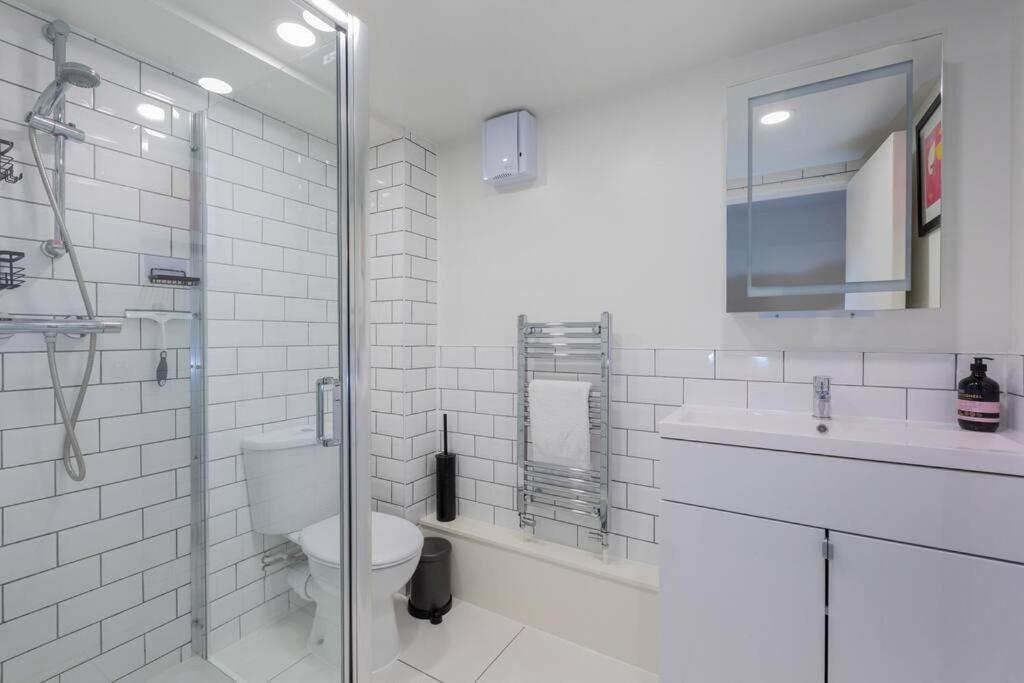 Modern Garden Flat, Walk 2 Sights Windsor
