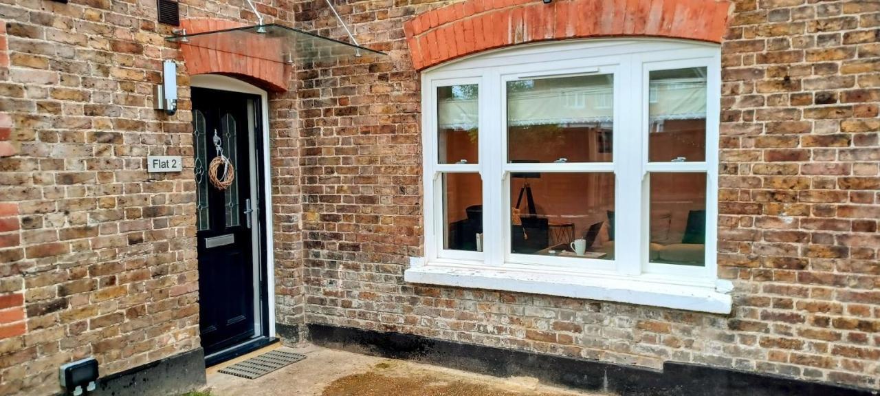 Apartment Bright, Spacious And Modern, Garden Flat In Windsor, Private Entrance, Free Parking, Ev Point, Garden View, Close To Legoland, Great Park, Ascot, Heathrow *