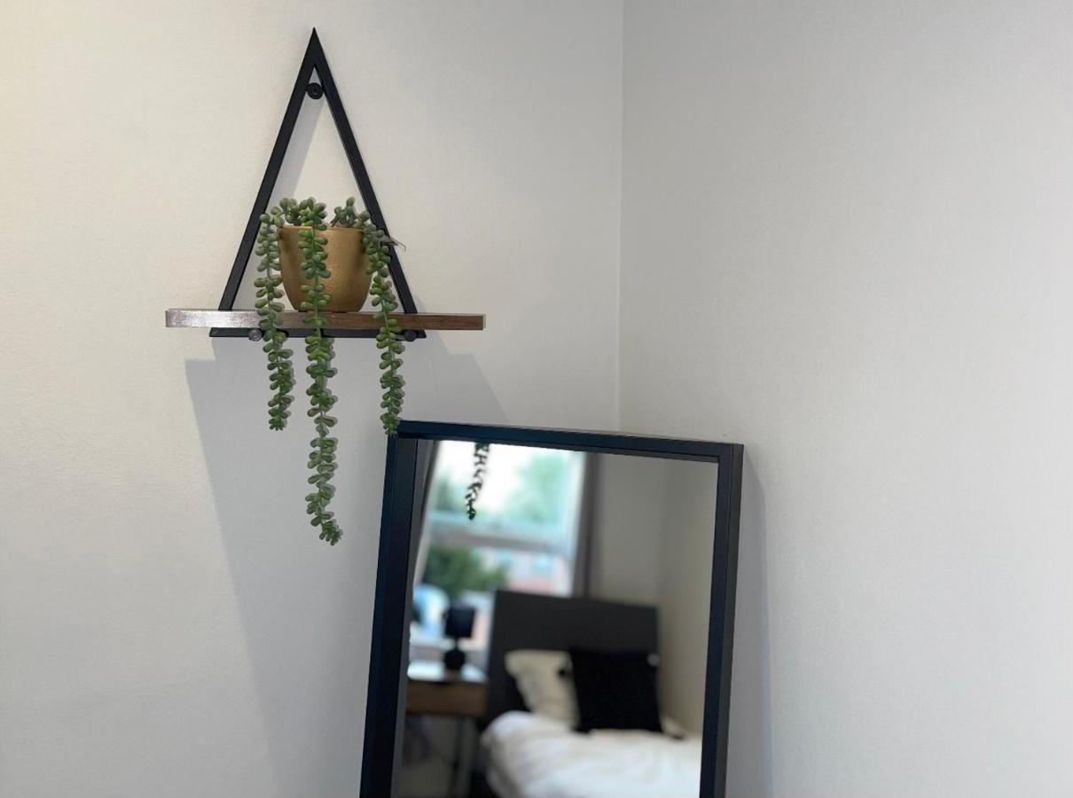 Watch Changing Of The Guard And Walk To The Castle! 2 Bedroom Apartment *