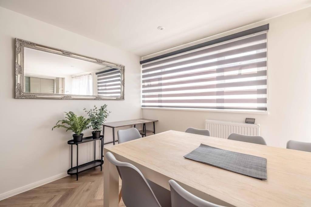 Charming 3bed 3bath In With Parking! * Windsor