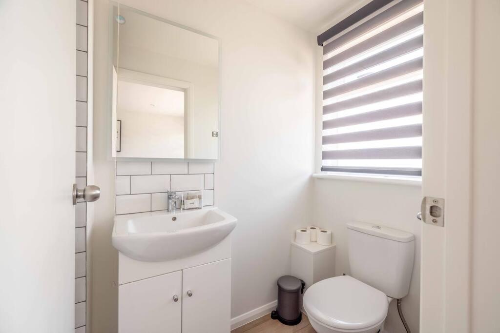 Charming 3bed 3bath In With Parking! *