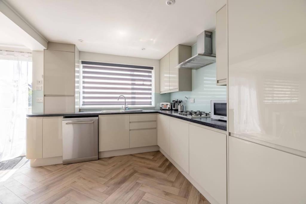 Charming 3bed 3bath In With Parking! Windsor