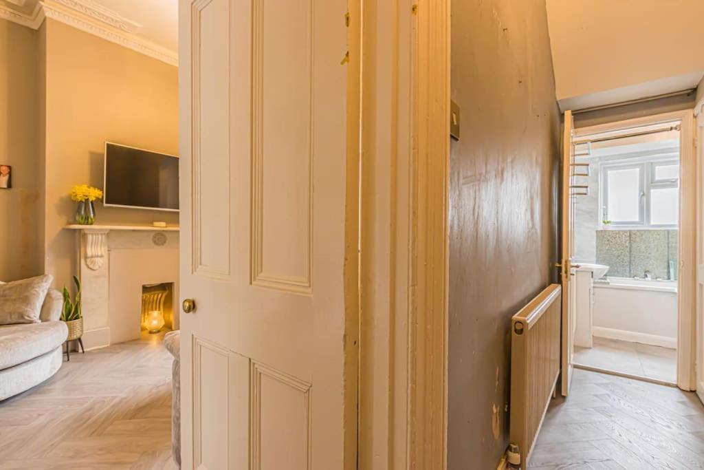Charming 1 Bedroom Retreat In Apartment *