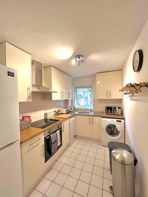 Apartment Gate Retreat: 2-bed With Parking Windsor