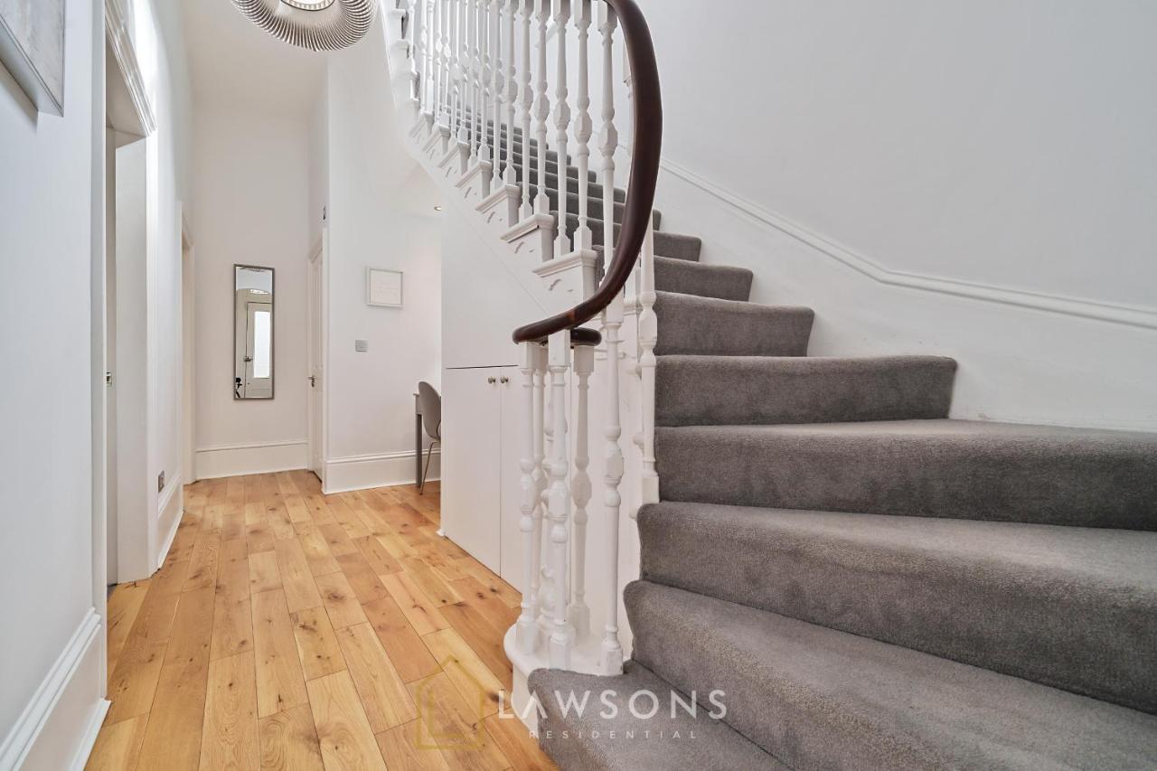 Living By Lawsons With Parking Holiday home *