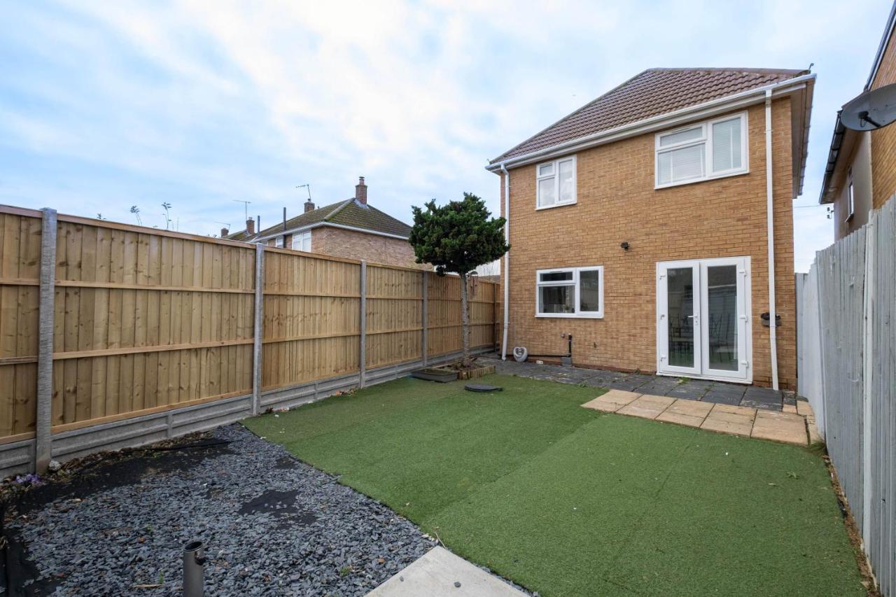 3 Bedroom House With Parking In - Family And Contractor Friendly *