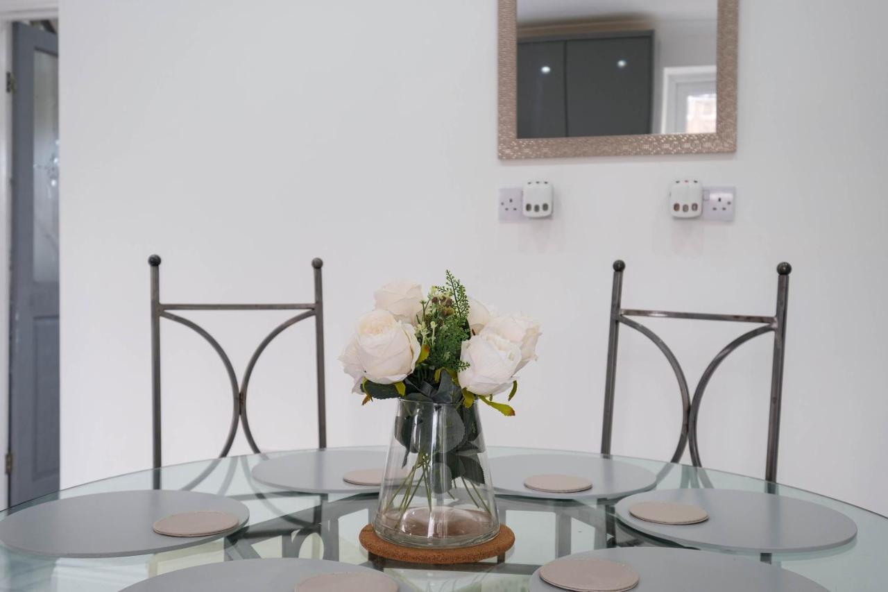 Holiday home 3 Bedroom House With Parking In - Family And Contractor Friendly Windsor
