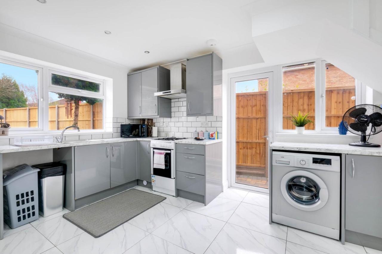 3 Bedroom House With Parking In - Family And Contractor Friendly *