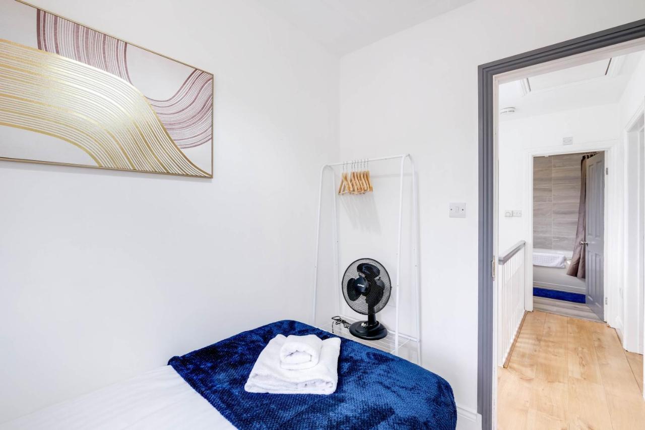 3 Bedroom House With Parking In - Family And Contractor Friendly * Windsor