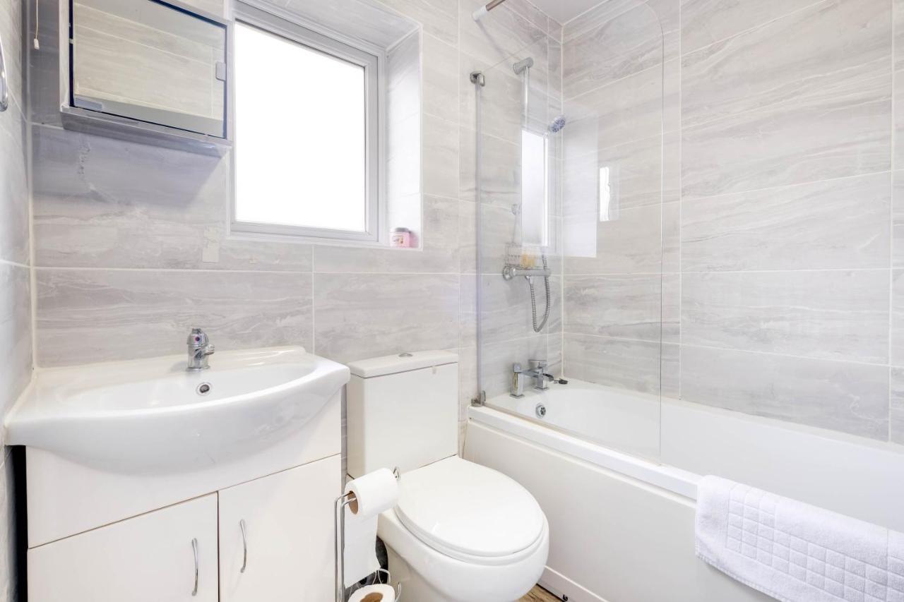 Holiday home 3 Bedroom House With Parking In - Family And Contractor Friendly Windsor