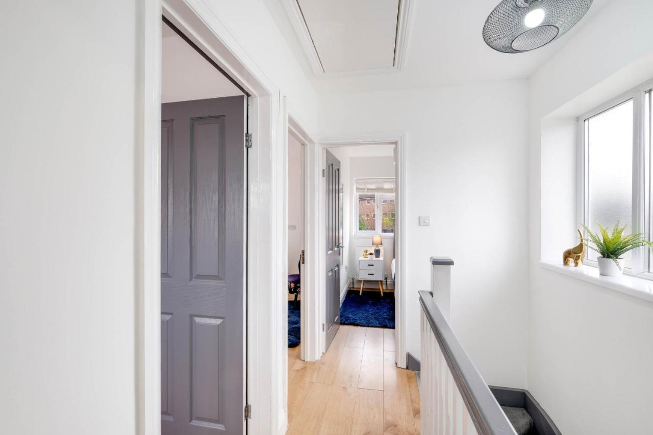 Holiday home 3 Bedroom House With Parking In - Family And Contractor Friendly *