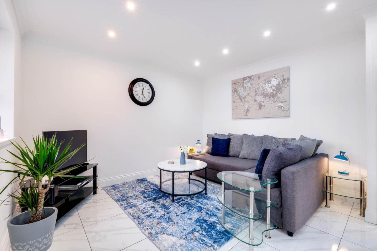 3 Bedroom House With Parking In - Family And Contractor Friendly *