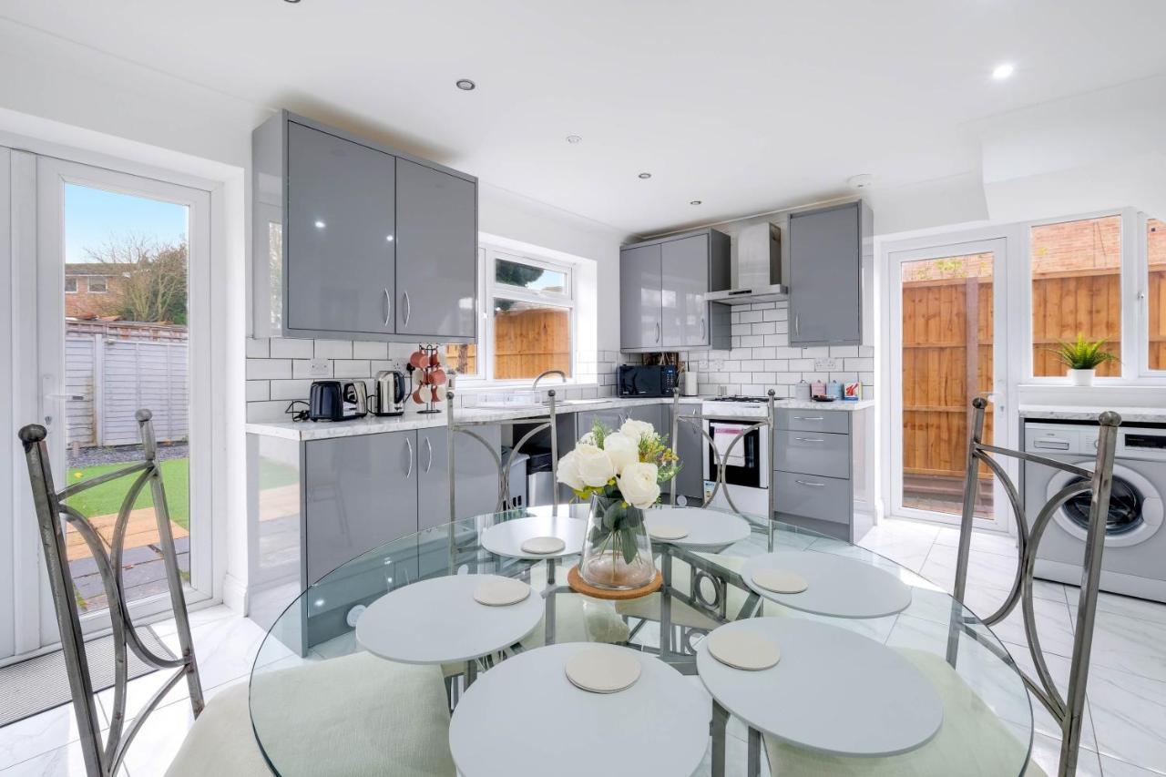 3 Bedroom House With Parking In - Family And Contractor Friendly