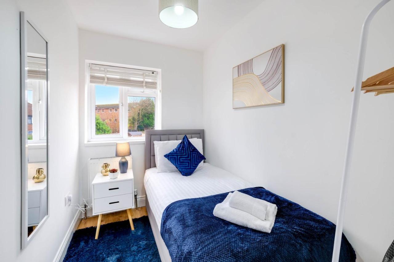 3 Bedroom House With Parking In - Family And Contractor Friendly Windsor