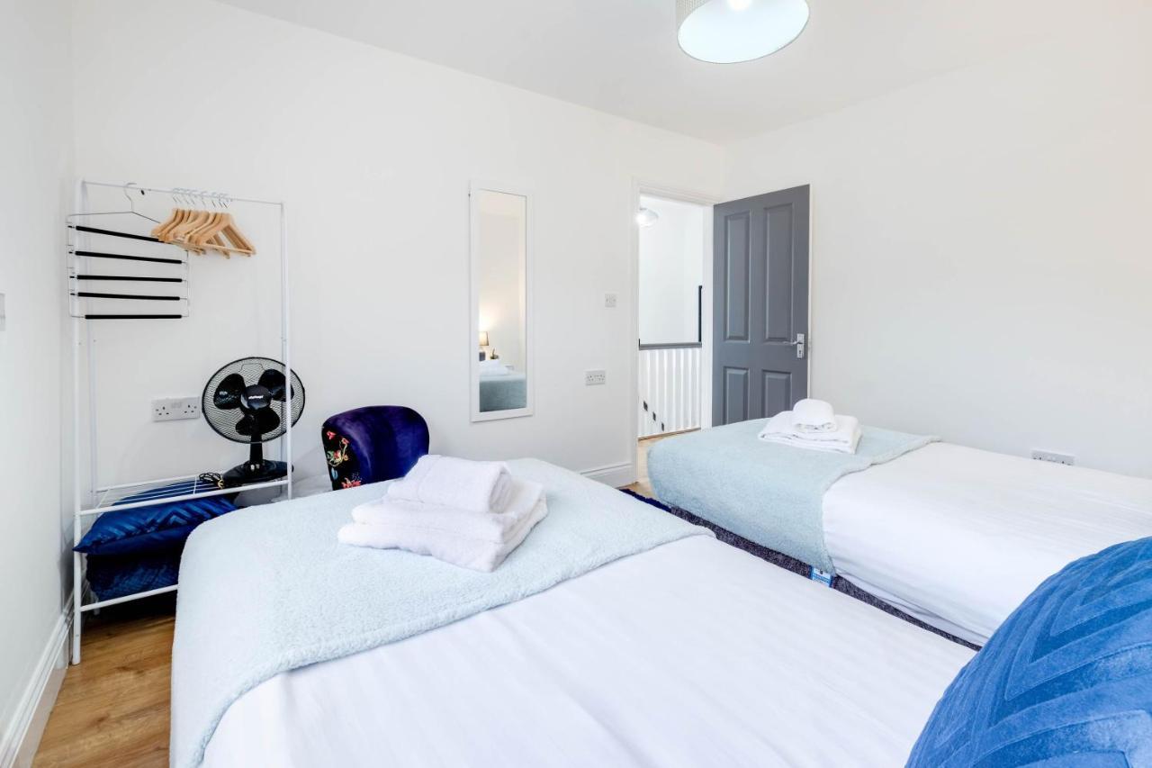 3 Bedroom House With Parking In - Family And Contractor Friendly Holiday home