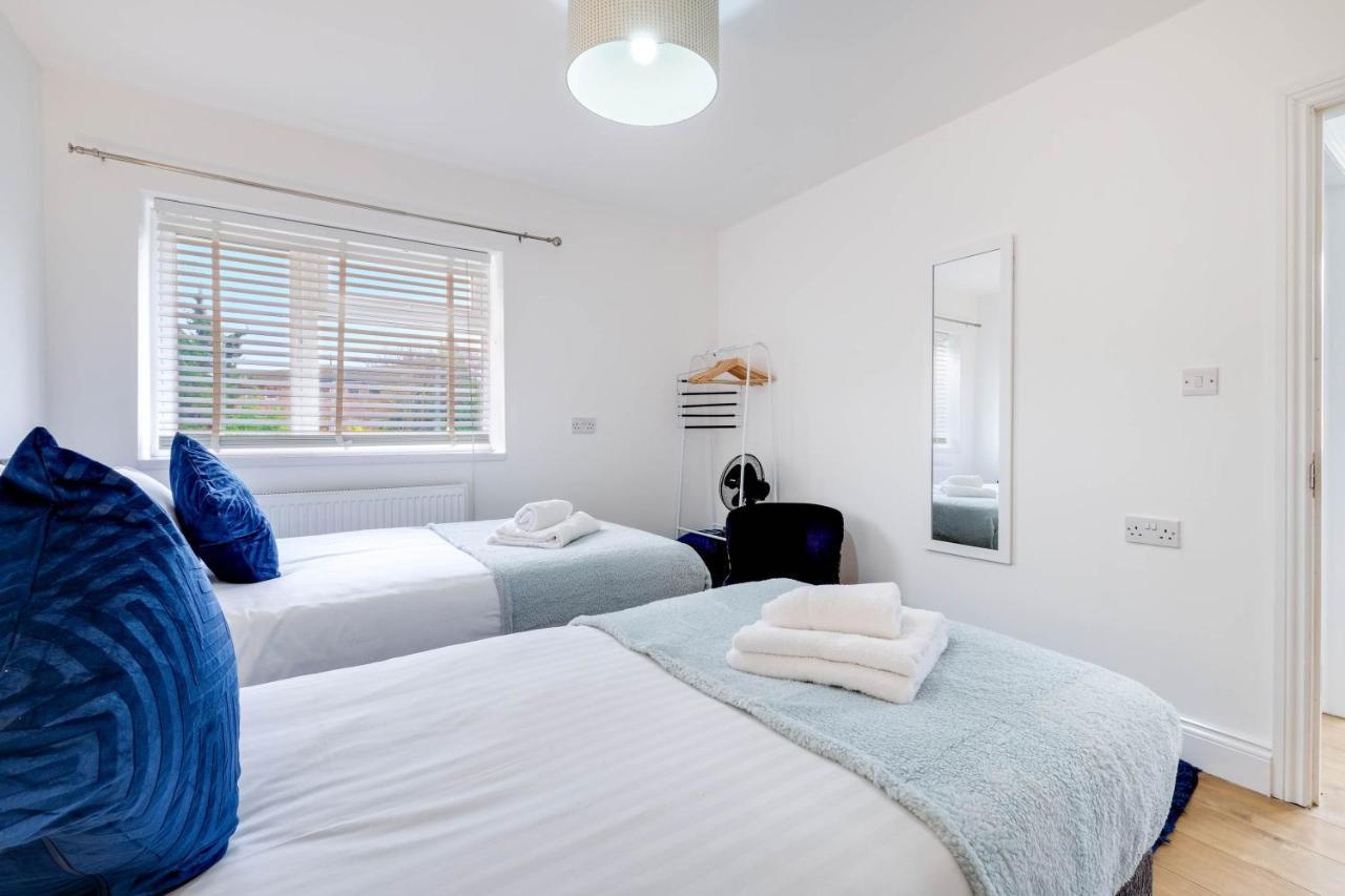 3 Bedroom House With Parking In - Family And Contractor Friendly *