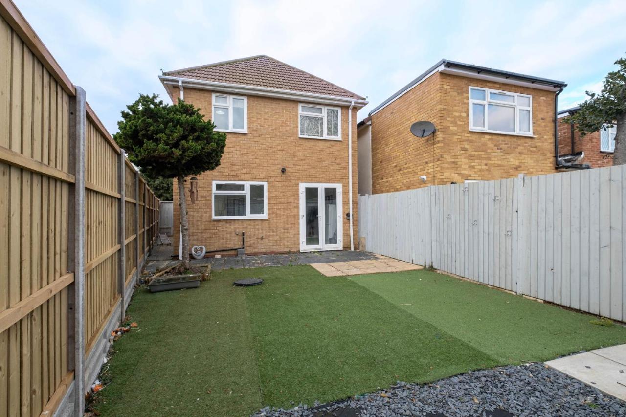 Holiday home 3 Bedroom House With Parking In - Family And Contractor Friendly *