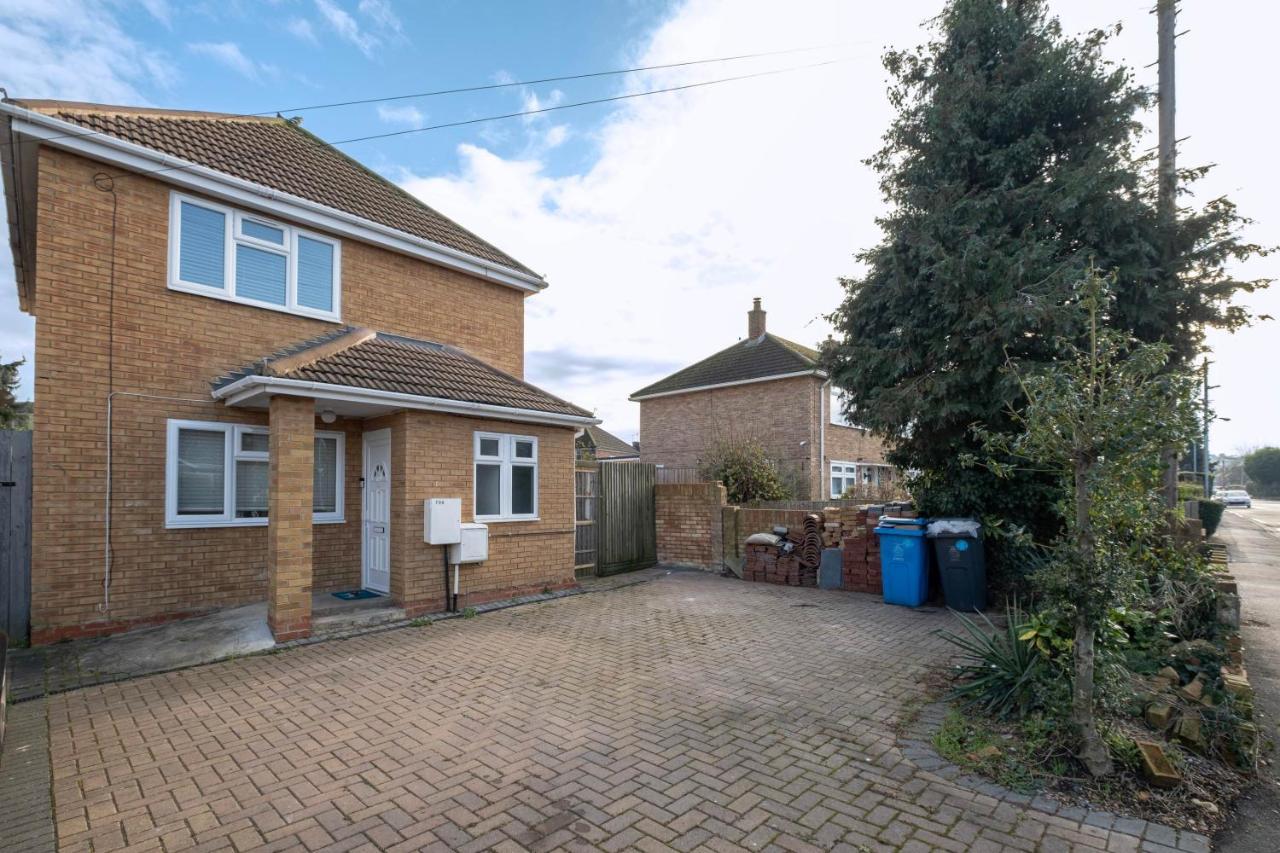 Holiday home 3 Bedroom House With Parking In - Family And Contractor Friendly *