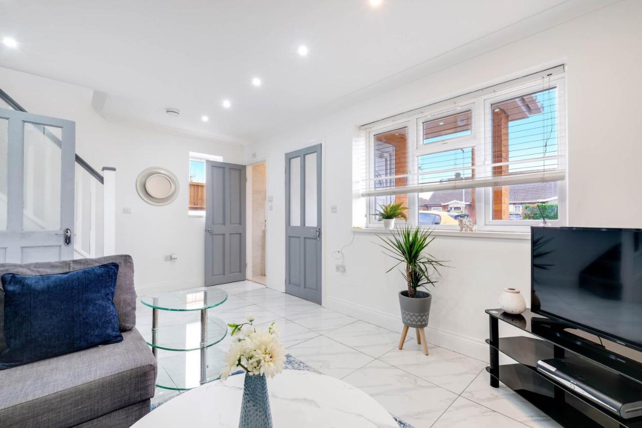 3 Bedroom House With Parking In - Family And Contractor Friendly Holiday home