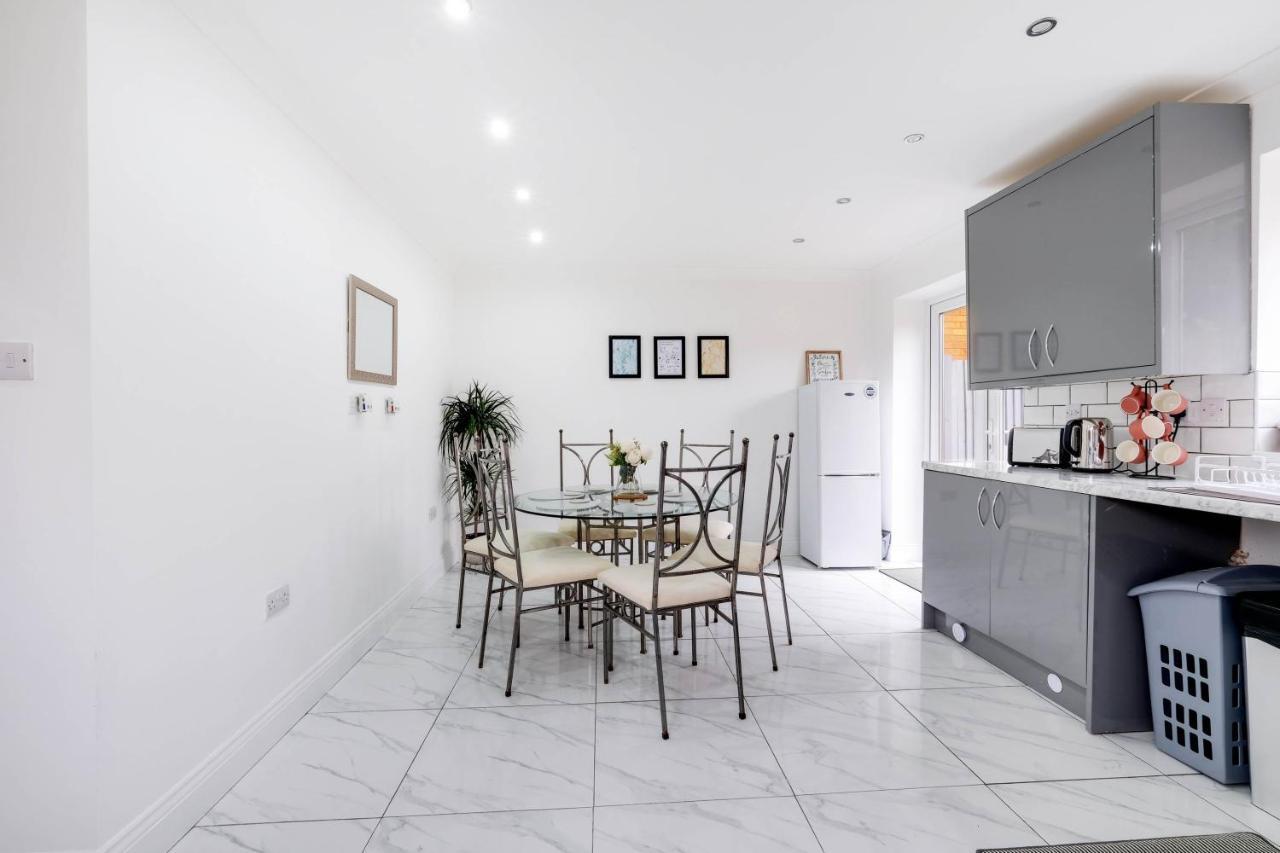 3 Bedroom House With Parking In - Family And Contractor Friendly *