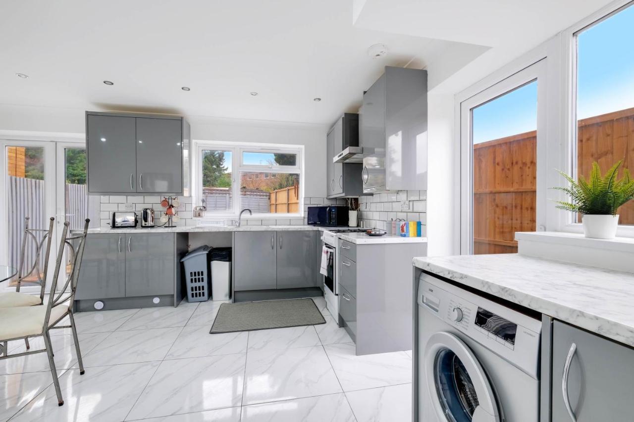3 Bedroom House With Parking In - Family And Contractor Friendly *
