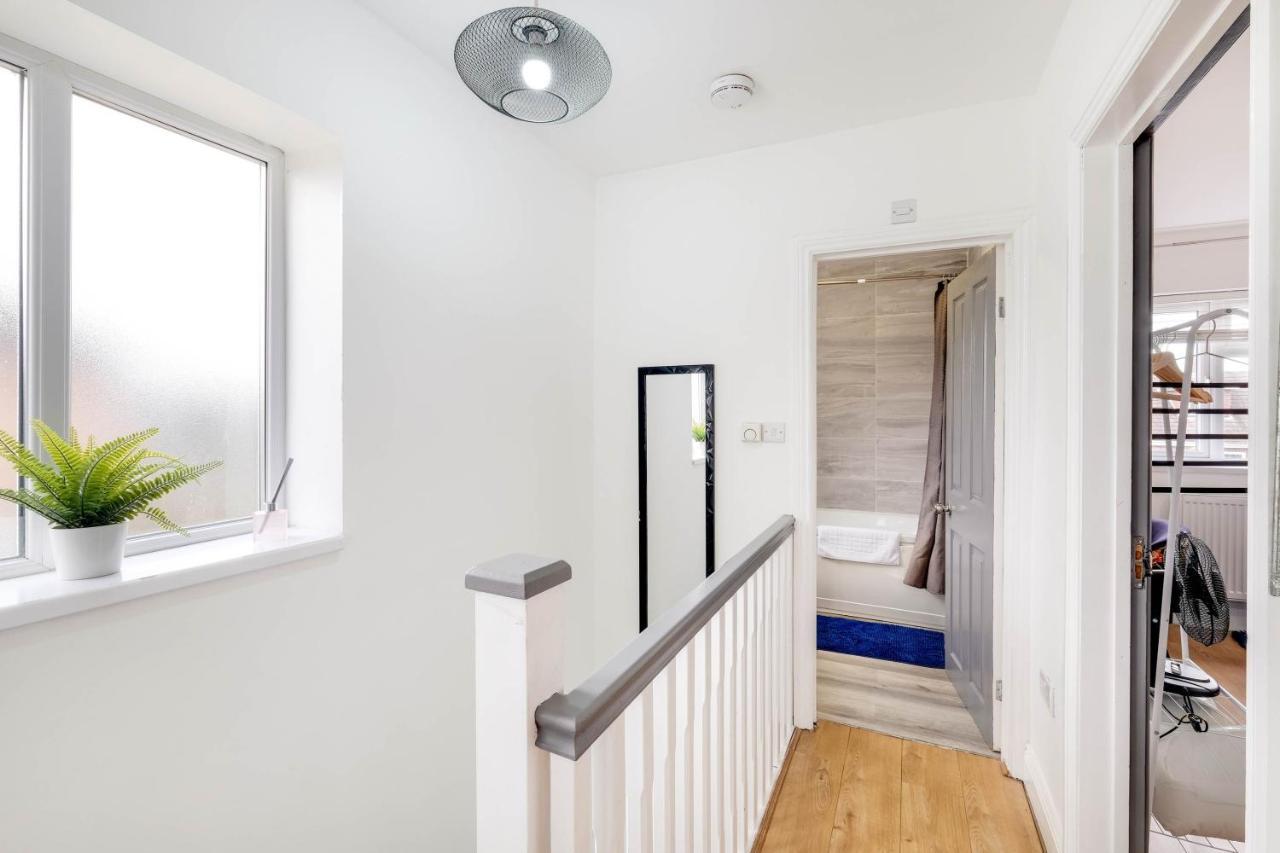 Holiday home 3 Bedroom House With Parking In - Family And Contractor Friendly Windsor