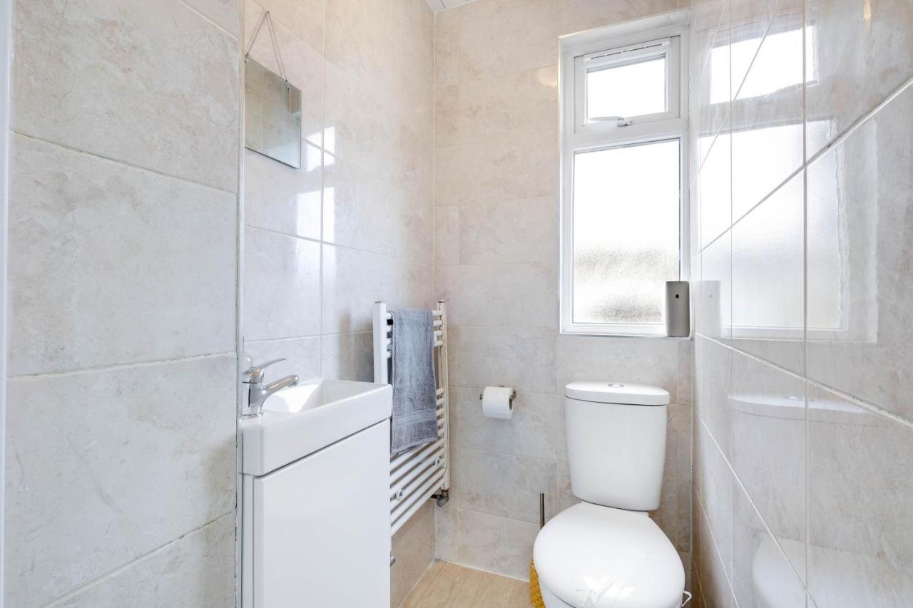 3 Bedroom House With Parking In - Family And Contractor Friendly