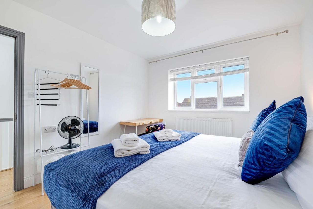Holiday home 3 Bedroom House With Parking In - Family And Contractor Friendly *