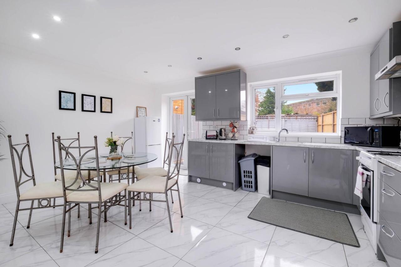 Holiday home 3 Bedroom House With Parking In - Family And Contractor Friendly Windsor