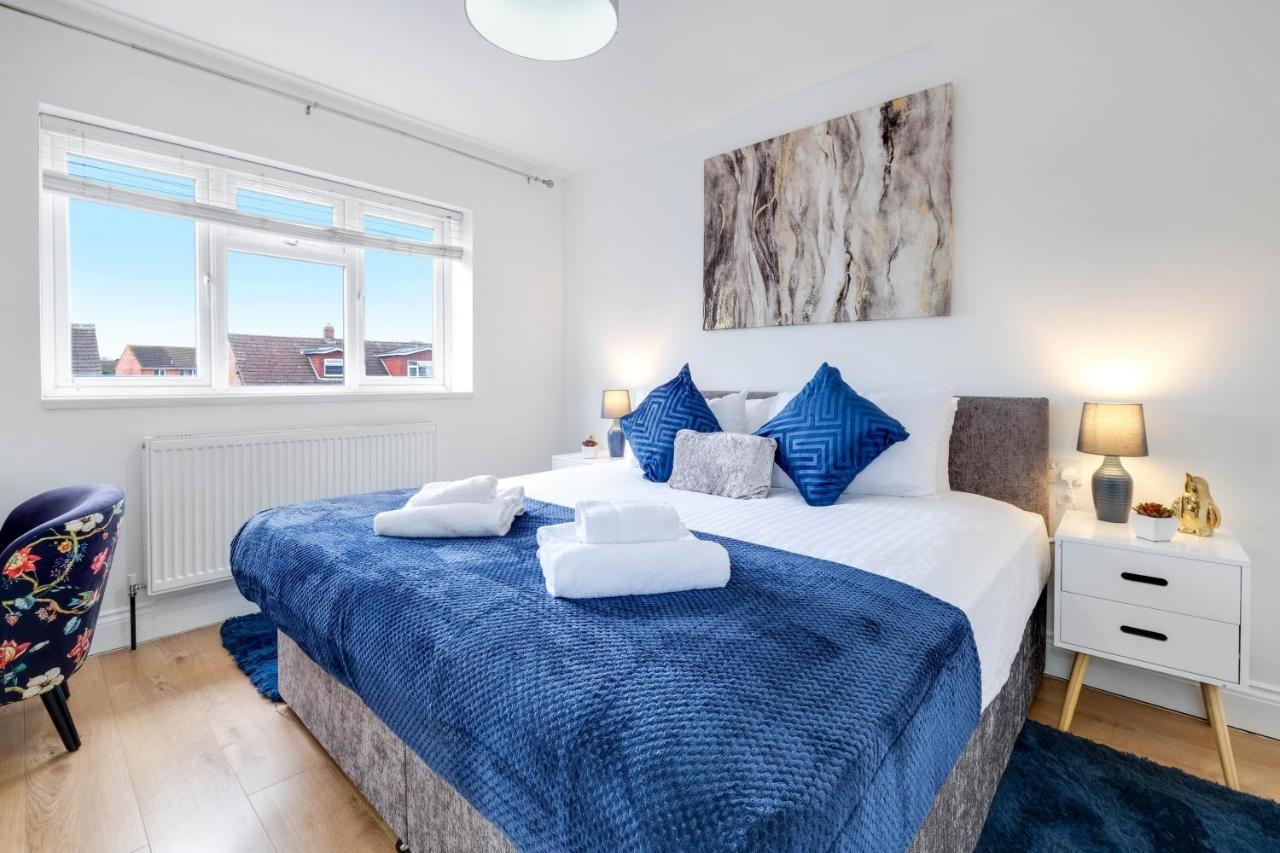 Holiday home 3 Bedroom House With Parking In - Family And Contractor Friendly