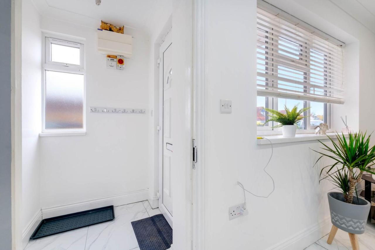 Holiday home 3 Bedroom House With Parking In - Family And Contractor Friendly *