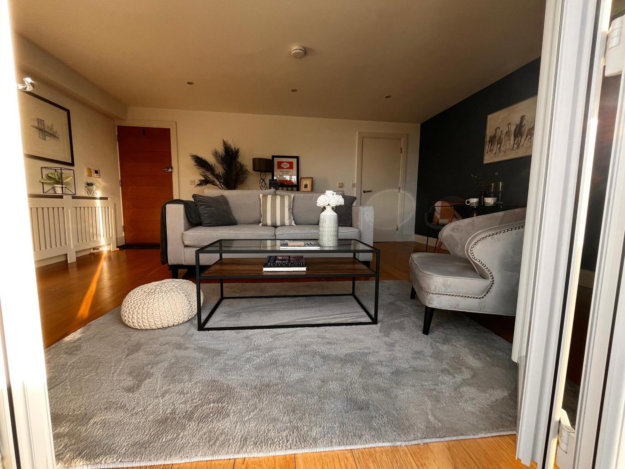 Central Windsor, Kingsize One Bedroom, Lounge, Terrace & Private Parking Apartment Windsor