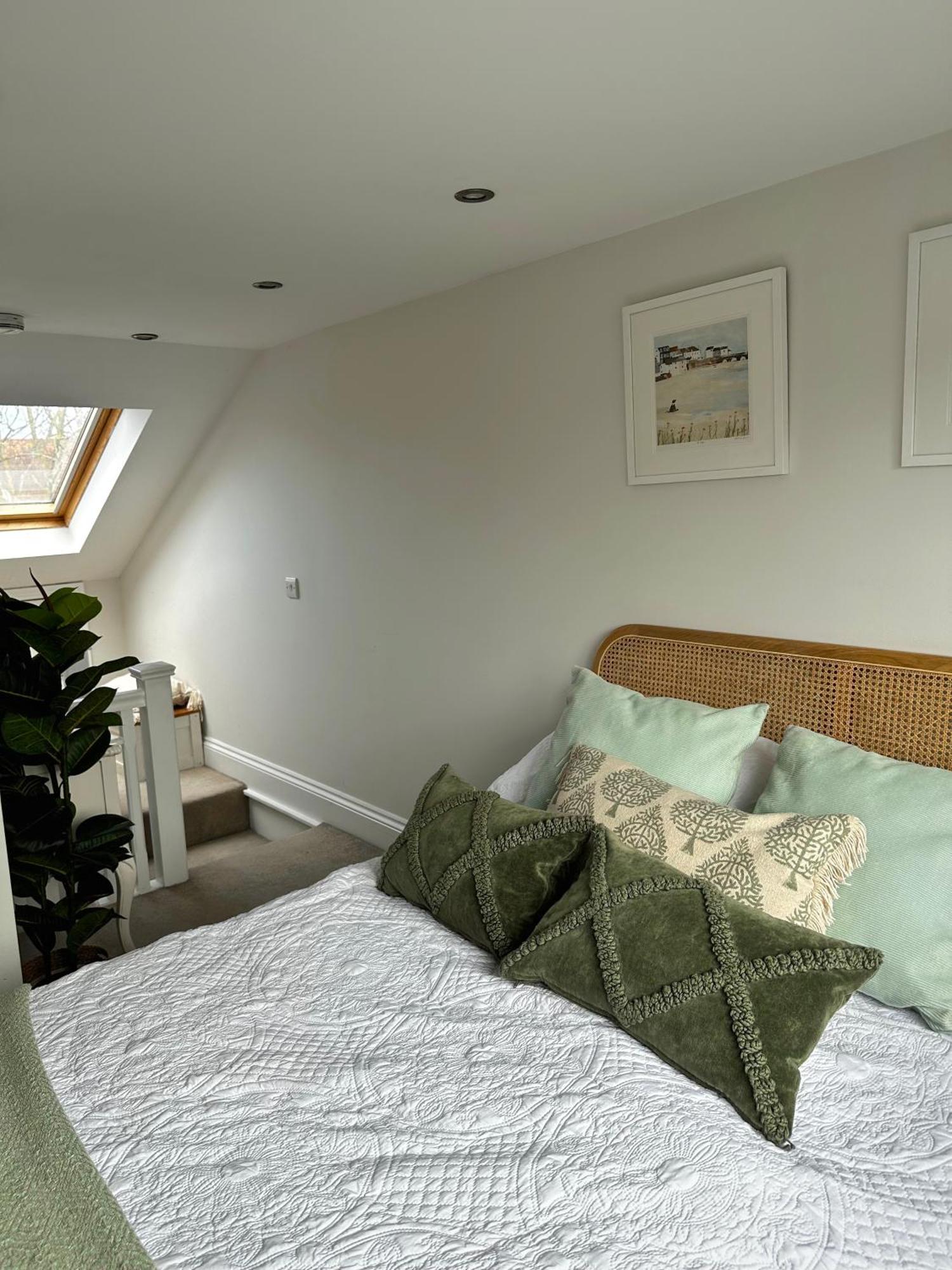 Gorgeous 1 Bedroom & Private Ensuite In With Free Parking Guest house