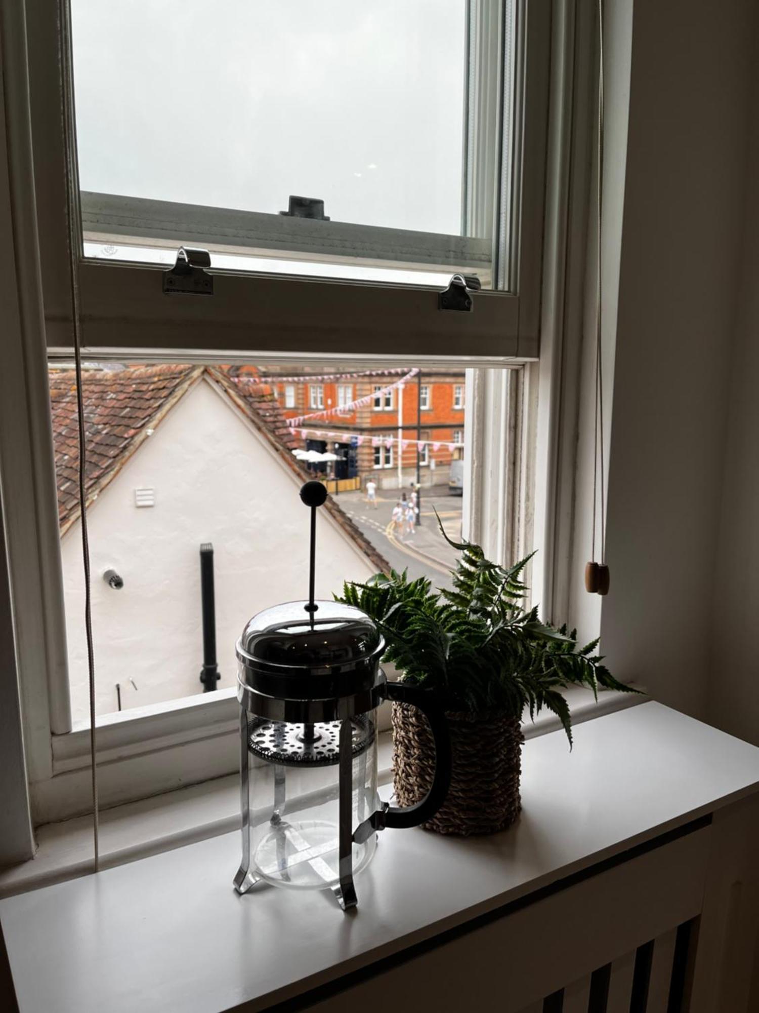Central Windsor, Kingsize One Bedroom, Lounge, Terrace & Private Parking Apartment