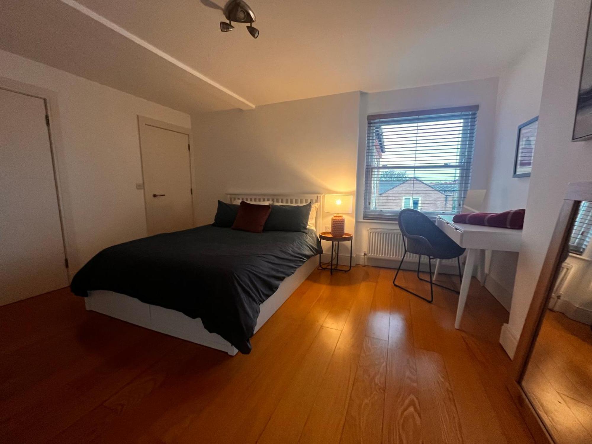 Central Windsor, Kingsize One Bedroom, Lounge, Terrace & Private Parking