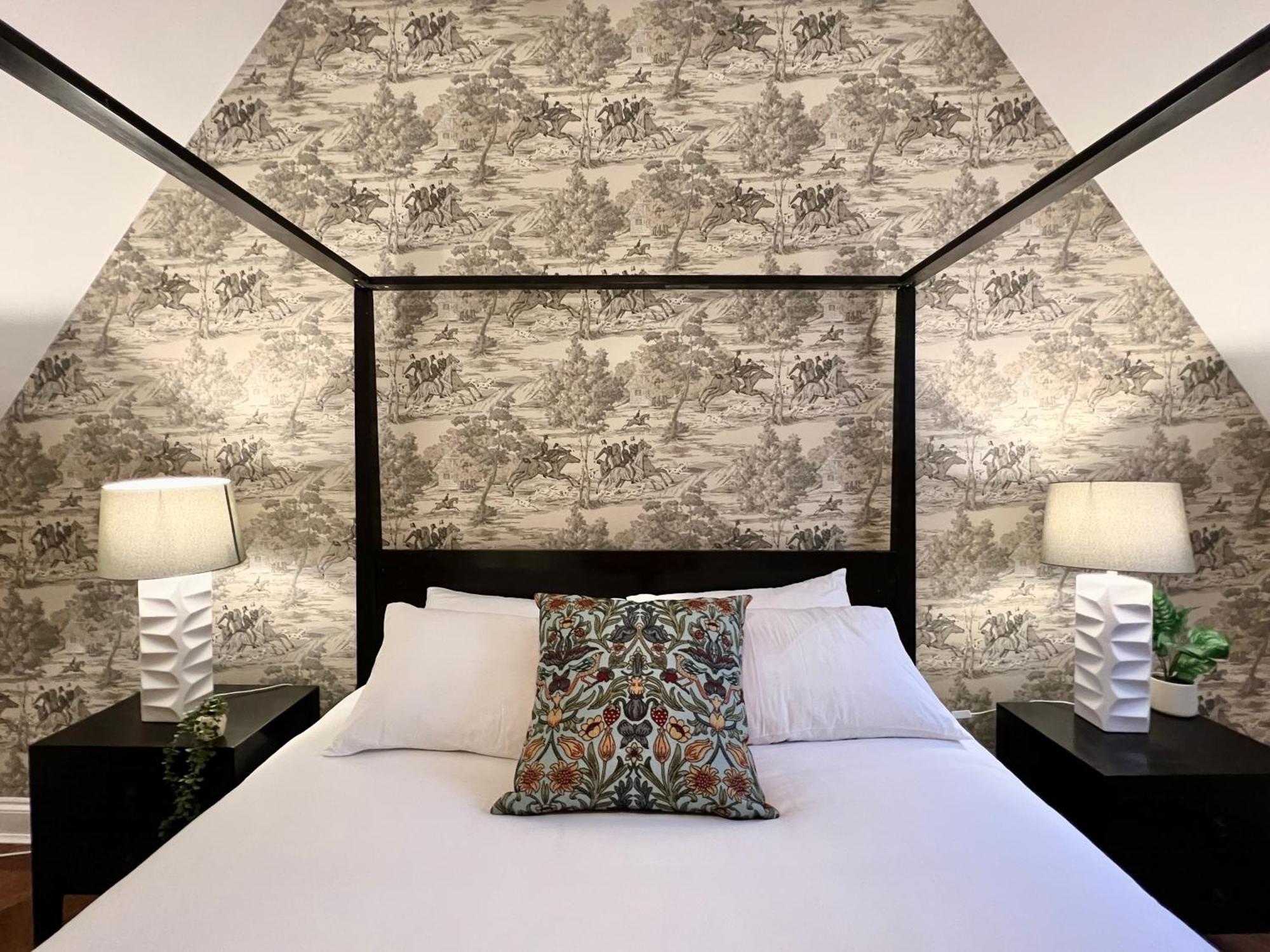 Incredible 3 Bedrooms Home, Free Parking - A Blend Of Luxury And Character - Incredible Location - Castle, Ascot, Legoland, Heathrow Airport Apartment *