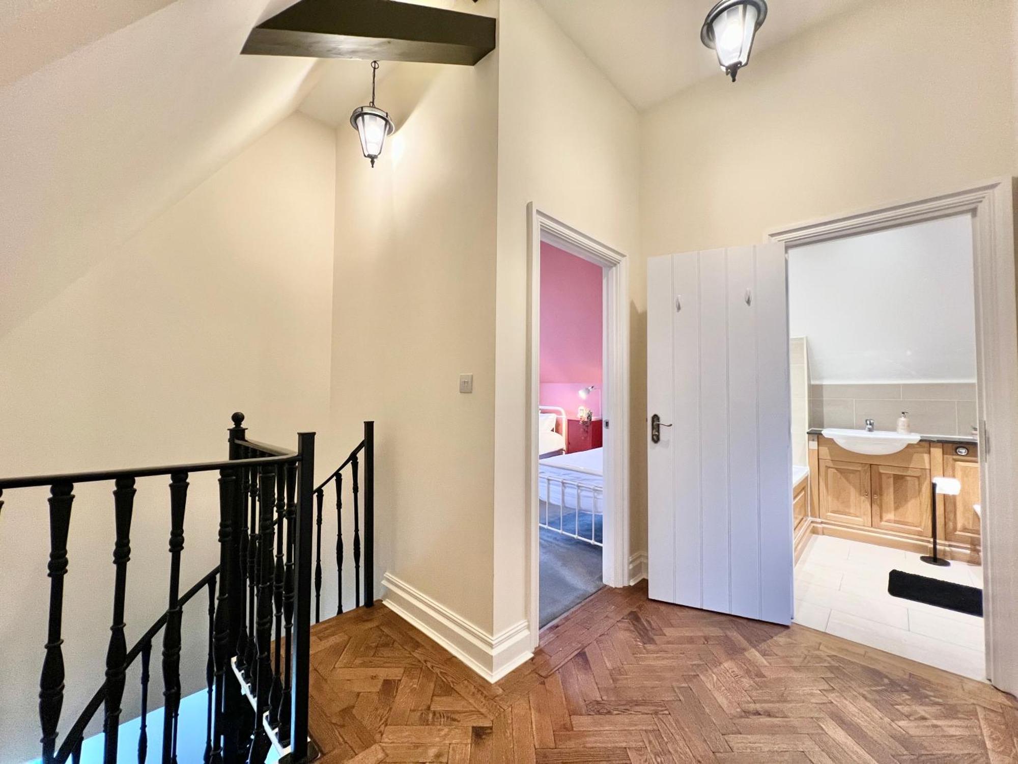 Apartment Incredible 3 Bedrooms Home, Free Parking - A Blend Of Luxury And Character - Incredible Location - Castle, Ascot, Legoland, Heathrow Airport Windsor